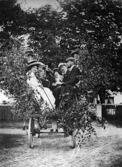 1. Tekla Karlsson Samuelsson, Knabbarp  2. Fröken Kerstin Wahlberg sedan gift Holmvall  3. Karsmark, apotekare  4. Tekla Nyberg.  8. Bror Lilja, tandläkare  9. Brunn, handlande.     