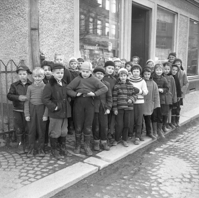 Skolklass. Lärarinna Fröström
Astrid Lindgrens skola
2 fr v: Peder (ev Gustafsson). Flickan i vit stickad olle Ann-Marie Leijon.  Håkan Berg längst bak av alla, Kurt "Snick-Snack" Johansson och Kjell Nilsson i mitten. Västerviks demokratens tidningsredaktion

Dok.110221/KG