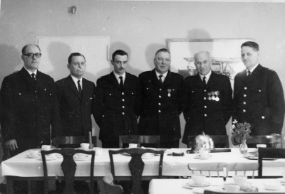  Från vänster 1. Nils Nicander Brandchef, 2. Edvin Johansson Fastighetsskötare Brandförman, 3. Berndt Johansson Bilmekaniker Brandförman, 4. Hugo Jaensson Bilmekaniker Brandförman, 5. Staffan Wettermark avgående Brandförman, 6. Yngve Karlsson Förman vice Brandchef.  
