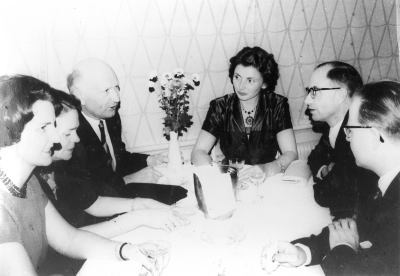 Från vänster  1. Fru Inga Lisa Hammargren  2. Fru Barbro Nilsson  3. Carl Nilsson, jägmästare  4.Fru Margareta Ravell  5.  Ä.P. Ravelli, läkare  6. Olof Hammargren, urmakare.    