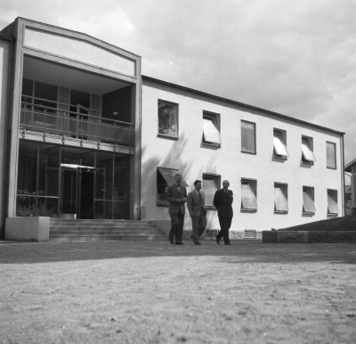 Sjukstugan

Dok.110513/KG

Fr.v. 1 Riksdagsman Lars v. Lindén, 2 Doktor Rotstein, 3 Doktor Seved Neij. T.E.