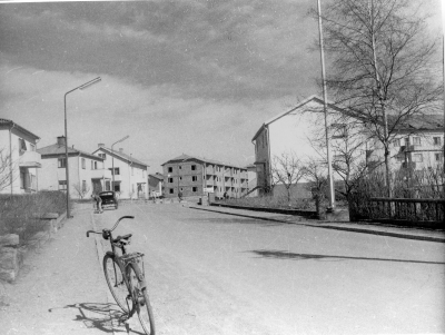 "Lindängsgatan i mitten bygger stiftelsen Vimarhem längst till h. Stjärnhusen."  Thorvald Eriksson