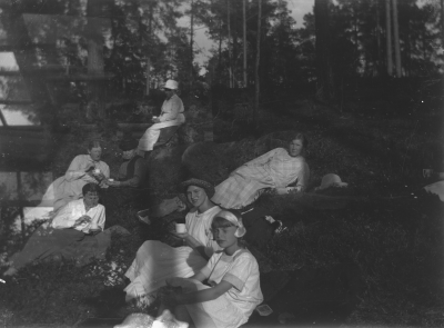 Utflykt till Ekkullen ( ? )
Från vänster: 1. Signe Ydén 2. Göta Tisell 3. Ingeborg Forsell 4. Ingrid Forsell 5. Karin Hermansson 6. Elsa Blomberg 