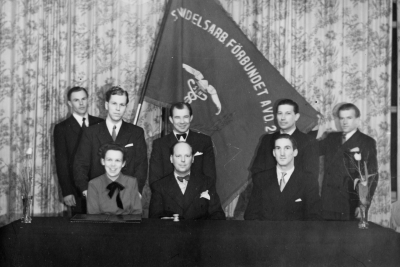 Stående fr.v.  1. Gösta Hammar  2. Rune Hägg, charkuterist   3. Nils Karlsson, affärsbiträde  4. Ivar Johansson  5. Ivar Fjellander, snickare.  Sittande: Ing-Britt Johansson- Karlsson  2. Kurt Lindblad, Konsumanställd  3. Karlsson, kontorist. 