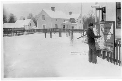 Fotot taget vid Dahlmans affär Östra Tullportgatan.
Bilder från Bergstens som drev både åkeri och leksaksaffär. 

Vissa av bilderna publicerade i kategorin Adderade bilder 2021
