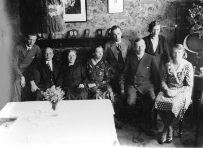 Från vänster 1. Axel Lilja, kontorist ( nu i Stockholm )  2. Lilja, skräddare  3. Fru Anna Lilja  4. Karin Lilja, gift med Ossian Åberg  5. Ossian Åberg, metallarbetare  6. Elin Lilja  7. Bror Karlqvist  8. Torborg Karlqvist, fru.  