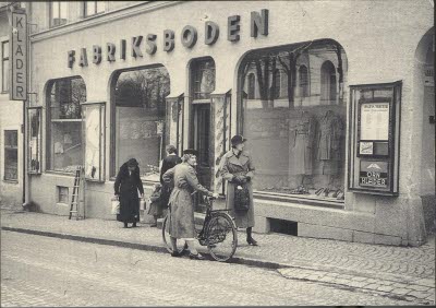 Damer utanför Fabriksboden (senare Sandströms) i Vimmerby. Storgatan 52. 1923 öppnade Fabriksboden i Kisa och 1929 i Vimmerby. 