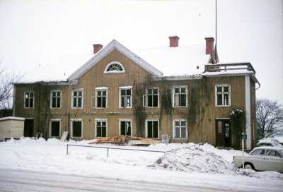 Karlssons hus bakom rådhuset revs 1973
Östra kv. 19-20 där stadshuset numera ligger. Huset byggdes av apotekare Johan Bergelin 1829. Albin Carlsson köpte gården 1915 och bodde där resten av sitt liv. Företaget hade sitt kontor i huset på bl.a 1960-talet. Karlsson bakom kallades byggnaden i folkmun