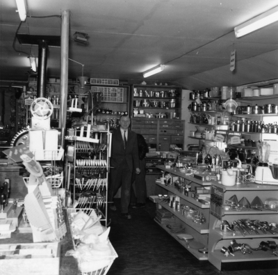 Järnvarubolaget ( Mörfeldts )
Interiör från järnhandel 

Dok.100602/KG