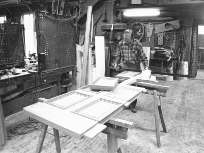 Bildtext: Inmontering av speglar.
Dokumentationsfotografering av tillverkningsprocessen på Snickargården.
Vårvintern 1988
Tillverkning av fransk pardörr.
Avbildade personer:
Tönnes Andersson
Bernth Ericsson
Lillan Ericsson
Alvar Andersson
Bildmaterialet användes senare till en skärmutställning om Snickargården som visades på Vimmerby Bibliotek