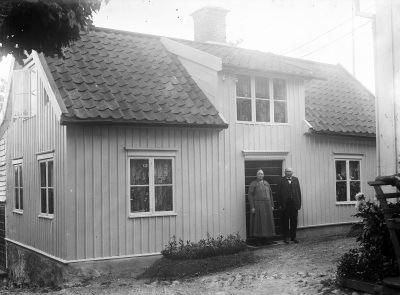 Herr Jansson Oscar II:s gata Wimmerby

Vid gårdshuset på södra kvarteret nummer 8 
( Storgatan 28 ) Vimmerby