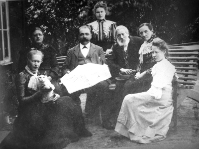 Från vänster: Emmeli Ekelund, Fru Wimmerkrantz, Redaktör Axel Wimmerkrantz ägare av Wimmerby Tidning, Mimmi Carlsson - Lundgren, Axel Wimmerkrantz styvfar Nilsson, Axel Wimmerkrantz mor, ( dubbel uppgift: Instrumentmakare S Jonsson och Fru Jonsson),  Anna Wimmerkrantz.
    