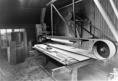 Dokumentationsfotografering av tillverkningsprocessen på Snickargården.
Vårvintern 1988
Tillverkning av fransk pardörr.
Avbildade personer:
Tönnes Andersson
Bernth Ericsson
Lillan Ericsson
Alvar Andersson
Bildmaterialet användes senare till en skärmutställning om Snickargården som visades på Vimmerby Bibliotek