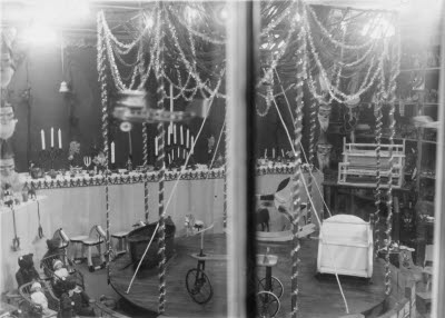 Bilder från Bergstens som drev både åkeri och leksaksaffär. 

Vissa av bilderna publicerade i kategorin Adderade bilder 2021

Martin Bergsten hade ett handikapp och kunde inte gå. Han växte upp och visade sig vara mycket påhittig och energisk. När han var 17 år gick hans mamma till borgmästaren på rådhuset och bad om ett lån på 200 kronor som skulle användas som startkapital för Martin. Så startades M. Bergstens Slöjd- och leksaksaffär i Vimmerby år 1901. Affärsrörelsen utvecklades alltmer, samtidigt som Martin hade en pilodling intill lokstallet i Vimmerby ett stycke från nuvarande järnvägsstationen.Av pilträmaterialet tillverkade yngste brodern Sjunne Bergsten, korgar som sedan såldes i affären. Martin hade även i kompanjonskap en mindre snickeriverkstad. I denna snickeriverkstad tillverkades allehanda leksaker och hushållsgrejer, som såldes i parti och minut.
Martin öppnade filialer i Kisa, Mariannelund och Gamleby. När depressionen kom 1930 avvecklades filialerna. Därefter började Martin fundera över nya idéer, han beslöt sig för att starta en expressrörelse. När Martin avled i december 1943 fanns jämte affären en omfattande expressrörelse med två lastbilar och fem hästskjutsar. Affären överläts till nya ägare 1944 och sonen Stig drev expressbyrån vidare, efterhand byttes hästarna ut mot bilar och traktorer. Den 1 januari 1960 övertogs Bergstens Expressbyrå av Vimmerbyortens Lastbilscentral.
