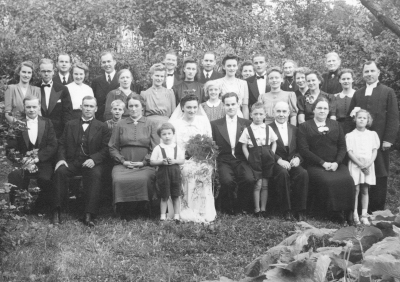 Cykelreperatör Holger Danielssons bröllop.  1. Fru Hammargren 2. Hammargren, urmakare  3. Birger Danielsson, bankkamrer  4. Fru Garnfors  5. Einar Garnfors, förådsman  6. Fru Danielsson gift med Johan Danielsson  7. ?  8. Andersson,  9. ?  10. Sven Danielsson, cykelreperatör  11. Karin Karlsson, syster till bruden   12. Fröken. Saar.  13. Andersson,  Bofall  14.  Andersson ( gift Gustavsson )  15. Hedvig Forsell  16. ?  17. Fru Wanja Andrae  18. Göta Tisell  19. Karin Danielsson, gift Karlsson i Vena  20. Anders Andrae, kyrkoherde  21. Johan Danielsson, snickare 22. Elias Karlsson, brudens far, Ydrefors   24. Anna Karlsson, brudens mor  25. Märta  Danielsson  27. Holger Danielsson, cykelreperatör  29. Gottfrid Danielsson, cykelreperatör 30. Fru Danielsson.  