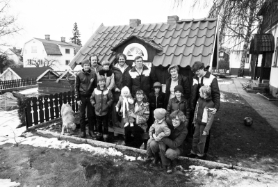 Sagobyn börjar byggas, här i förstadiet vid Rein Soowiks hus på Drottninggatan. Rein Soowik, Tommy Isacsson och Pelle Jalminger med sina respektive familjer samt Astrid Lindgren