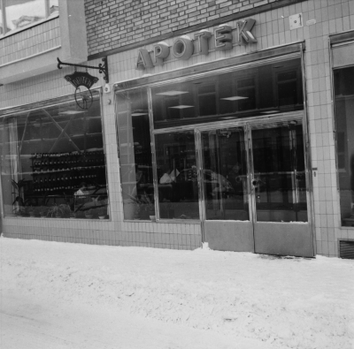 " Vi kring torget "
Apoteket Tranan vid Norrtullsgatan

Dok.100603/KG