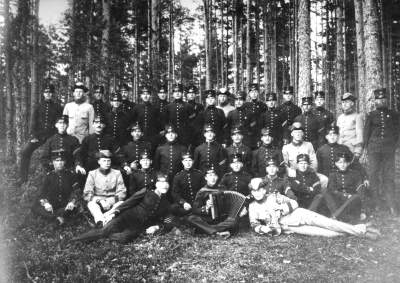  Vid hälsokällan, intill Elefanten Hultsfreds slätt.  18. Korpral, Svensson bytt namn, 21, Emrik Karlsson. 25. Korpral Pettersson, 32. Korpral, Albert Carlsson, 36 Korpral Ahrens, 37. Nilsson korpral, Hultsfred.  