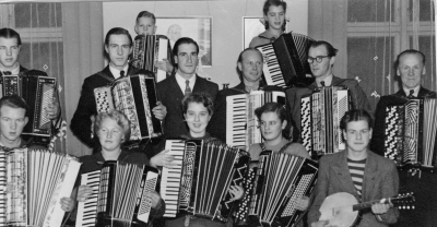 Dragspelskursen i Vimmerby.  1. Ulf Nyström, 2. Säll polis, 3. Nilson chafför, 4. Allan Jonsson järnvägen,5. Nils Landholm fiskhandlare
6. J. Johansson. Vikingagat. 7. Assar Eriksson, 
8. Erik Karlson Vimmerby, 9. Erik Petterson handlare,  10.  Fru Maj Ståhl, 11. Eidergren, Johanson, 12. Solvig Eriksson, 
13. Rolf  Berg.              