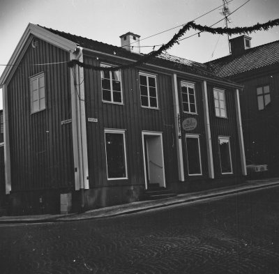 Storgatan
- Blå Hörnet -

Huset byggdes 1822. Här drev Holger Lindström keramikaffär i mångas år. Barkmanska gården till höger.   T.E.

Dok.110331/KG

