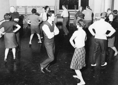 Folkhögskolan 1966. Från vänster 1,? 2.  Gunnar Johansson,  3?,  4. Gunnar Nilsson,  5. Sten  Nachtweij,  6. Alvar Andersson Mariannelund,  7. Clary Nilsson,  8. Siv - Hultsfred,  9. Sivert -  Mariannelund, 10. Börje Karlsson Vimmerby, Sotare, 11 , ?  12. Estrida Karlsson Södra Vi,  13.?      