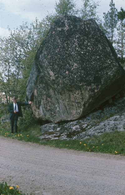 Stor sten vid väg 

090518/KG