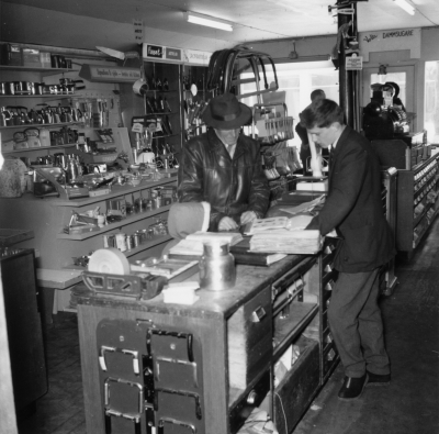 Järnvarubolaget ( Mörfeldts )
Interiör från järnhandel

Dok.100602/KG
