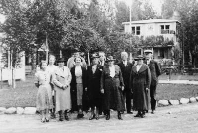 1  2  3 Ella Elg, Fru gift med Maskinist Harry Elg, V-by 4 Ella Olsson, Fru gift med Chaufför Axel Olsson, V-by 5  6 Ellen Borgstrand, Fru gift med skomakare Albert Borgstrand V-by 7 John Jonsson ( Vetlanda ) 8 Amanda Andersson 9 Jonasson, Snickare 10 Hilda Rundqvist, Fru 11 Karl Johansson, Snickare Lindängsgatan 9 V.by  Taget i Vetlanda 1940-talet   T.E.