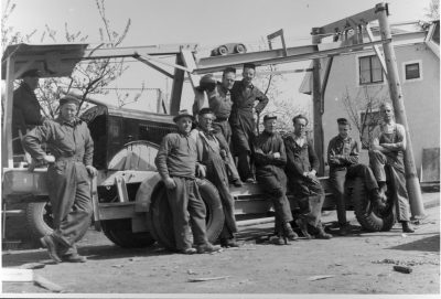 Vid Liljegrens smedja, från vänster  1. Erik Ogebrink, entreprenör   4. Georg Liljegren,smed 6. Karl Gunnar Persson  8. Viking Liljegren, smed 10. Oscar Liljegren.     