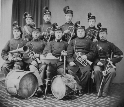 Skarpskyttarnas musikkår i Vimmerby. Stående från vänster 2. Artur Hagman förvaltare, 3.) Lundvall,
4. Sittande från vänster: 1. Andersson, 2. Olsson ( Älåkra) 3. Lennert lärare, 4. Karl Thörne skomakare, 5. J.P. Rang mössmakare.    