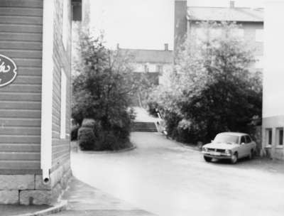 Barkliden sedd från Sevedegatan 1976. Huset närmast till vänster var tidigare måleri. samt ett magasin för Ståhls möbler. Målare Kantus Andersson, Efter honom tog bröderna Allan och Einar Andersson över. Till höger i bild HSB-husen byggda på.   1960-talet, tidigare Håkanssons möbler. Numera DHR-kontor i gatuplan.
Barkliden har fått sitt namn, genom de högar av bark som lades upp där, för garveriets räkning. Fram till ungefär sekelskiftet. Garveriet låg på tomterna  öster om liden och garvarna bodde vid Storgatan på samma tomt. 