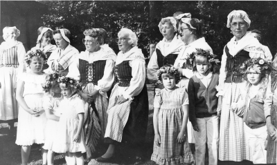 Bakre raden från vänster: 1 ?, 2 ?, 3 Marianne Adolfz ?, 4 Ing - Britt Roos, 5 Ingrid Karlsson 6 ? Johansson 7 Sonja Sjögren, 8 ? Antonsson Fågelhem, 9 Ida Roos 10 ?, 11 ?, 12 ?, 13 ?, 14 ?