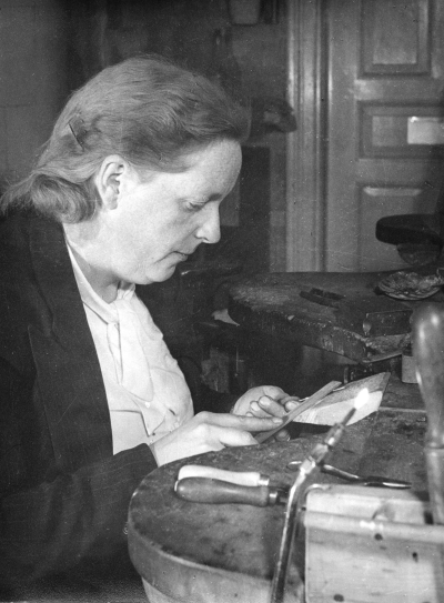 Fröken Carola Pålson drev en tid verkstaden efter faderns död 1947 bodde i Frödinge.