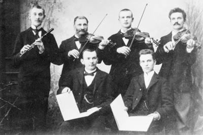 Hagmanska kapellet: Sittande från vänster, Carl Hagman,  Erik Flyger. Stående från vänster Gustaf Andstedt,  Artur Hagman, Robert Andersson och  Arvid Strömdahl.      