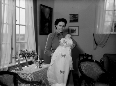 Dagmar med sonen (Karl) Göran (Fredrik) Gyllenkrok i famnen. Dopet förrättades av kyrkoherde Anders Andrae.
Villa Kampenborg, Kungsgatan