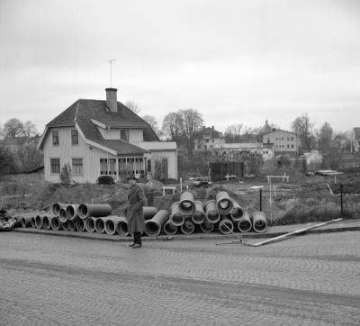 Storgatan
- Stadsfiskal Ernst Lundahls villa vid Storgatan revs när Texacomacken byggdes 1970-talet. Mannen Karl Karlsson Holbäckshult sedan flyttade till Vimmerby. T.E.

Dok.110414/KG