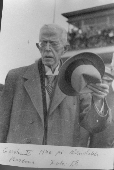 Gustav V  på Mölndahls travbana, Thorvald Eriksson fotograferade.    