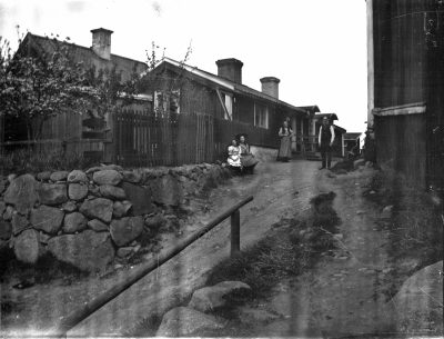 Båtsmansbacken. Skomakarmästare Hallberg flyttade senare till Kvarteret Näktergalen (i början p 1950-talet). Där hade han sin verkstad inne på gården. Bodde på övervåningen på nedre våningen hade Erik Skogsberg affär. Fram till 1970-talet. 