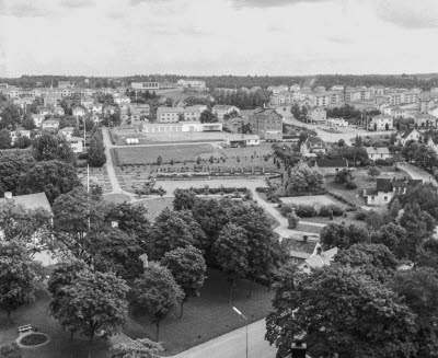 Vy från kyrktornet ( mot öster ) (nästan som en flygbild)
Källängsparken 

Dok.110622/KG