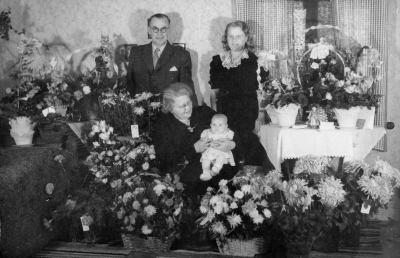 Bertil o Agda Kempe, dottern Rut med barn.          