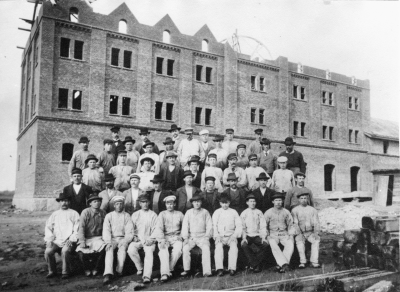 Centralbryggeriet bygges.   Per Olsson Disponent,  Hagen Bryggmästare,  Oscar Palm,  Axel Hörberg "Kruse".  