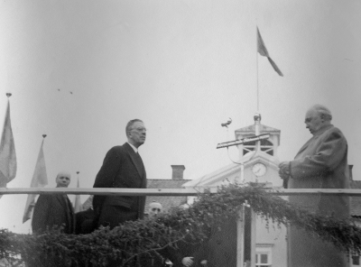 Häradshövding Severin håller välkomstalet till Kung Gustav VI Adolf, på torget i Vimmerby. 