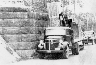 Ydrebanan rives 1960-talet   
Volvo 1939 års modell lastkapacitet 4,5 ton
Fargo 1946 års modell lastkapacitet 4 ton
Bilarna kördes av Erik och Folke Kask