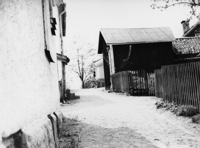 På 1930-talet bodde här Jönsson i vita huset till vänster.