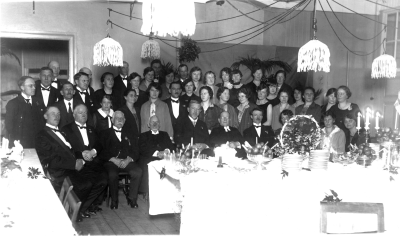 Vimmerby kyrkokörs 20-års jubileum i  gamla folkskolan.  1. Carl-Axel Hellhagen, 2. Johan Gunnar Söderberg Folkskollärare, Grägarp,  3. August Nilsson, mission -och pappershandl. 4. Erhard Petersson, Haga, 5. Rickard Olsson handlande, 6. Mauritz Hammarlund, 7. Fru Magnhild Söderberg, 
9, Helga Wretling fru, 10.  Eva Nilsson gift Jansson, Blägda, 11. Pettersson målare, 12. Siri Petersson, Lund, 13. Robert Hammarlund, 14. Erin Karlsson, 
15. Berta Palm, 16. Märta Olsson gift med Rickard Olsson, 17. Fru Hammargren, gift med Thure Hammargren, 18. Fru Millan Andstedt, 19. Fru Emy Hammarlundgift med. R. Hammarlund, 20. Gustaf Andstedt polis, 21. Thure Hammargren  urmakare, 22. Fru Isberg, 23. Fru Frida Ängqvist, gift med Ivar Ängqvist,  24. Gunnel Ängqvist, 25. Ebbe Ängqvist, efter fadern kantor och överlärare,  28. Greta Carlsson, Gea , 29. Ingrid Nilsson, Oscaria, 30. Ericsson, Kulltorp, 32. Fru Ingegärd Pettersson, född Wettermark, 33. Sara Malmberg, 34. Hildigan Hellerstedt, småskollärarinna, 36. Fru Aina Nilsson, pappershandlande, 37. Frans Oskar Isberg kyrkovaktmästare, skolvaktm, 38. Höglander prost, 39. Ivar Ängqvist överlärare och kantor 40.  A.E. Nyberg komminister, ( sedan Kyrkoherde ) 41.  C.O. Wallin skomakare, kyrkvärd, 42. Fru Judith Lindgren född Magnusson telefonist, 43 Fru Sigrid Gustavsson, f. Hammarlund 44 Fröken Tekla Lindström, affärsbiträde.  