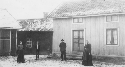 Bäcksholm Ö. Tullportsgatan 6 V-by 1910-1920-talet Fr.v. Fru Elin Gustavsson-Lindgren, bagerska 2. Theodor Gustavsson, Snickare Deucopeur 3. Frans Gustavsson, Åkare ägare till gården, 4. Fru Gustavsson. 