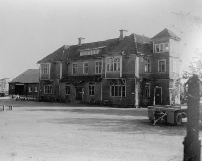 Baksidan på gamla stationshuset, till höger syns nya stationshuset.  
