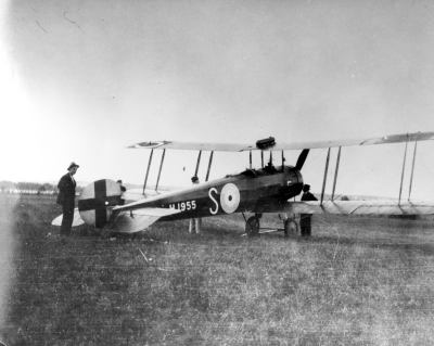 Kapten Sounders flygplan vid Storholmen, vid stjärten Wilhelm Wenström.  