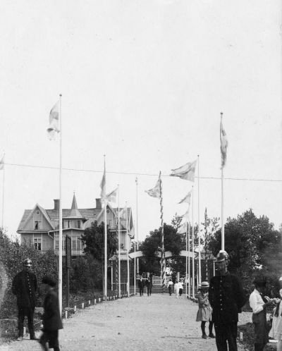 Vimmerbyutställningen 1920.
Johan Adolfsson till vänster och ? Hultin till höger var vakt där. 
I bakgrunden Villevi ( numera sjukstugeparkering )