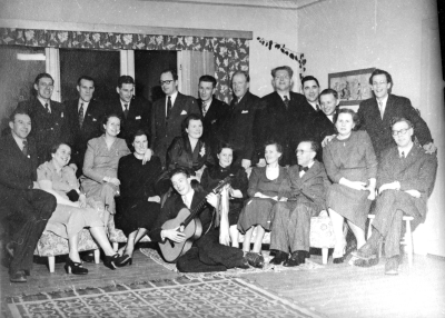 1. Tage Köhler, snickare sedan Fanérfabriken  2. Erik Hermansson  3. Olof Lilja, bryggeriarbetare  4. Harry Gustavsson  5. Knut Karlsson, kyrkogårdsarbetare  6. Anders Ekberg, glasmästare  7. Nils Allvin, kommunalarbetare  8. Arvid Lind, typograf, "Ploffe"  9. Sten Karlsson, [---] ( "Kitte" )  10. Gunnar Sand, målare  11. Gullan Beckstedt  12. Iris Johansson 13. Karin Svensson Älåkra, g ift  med Adrian Svensson  14. Signe Johansson, fru  15. Lennart Ekberg affärsanställd  16. Greta Karlsson, damfrisörska  17. Greta Brantemo, lärarinna  18. Einar Brantemo, lärare 19 Märta Lundberg gift  Sand  20. Berthold Nilsson  21. Harald Johansson. 